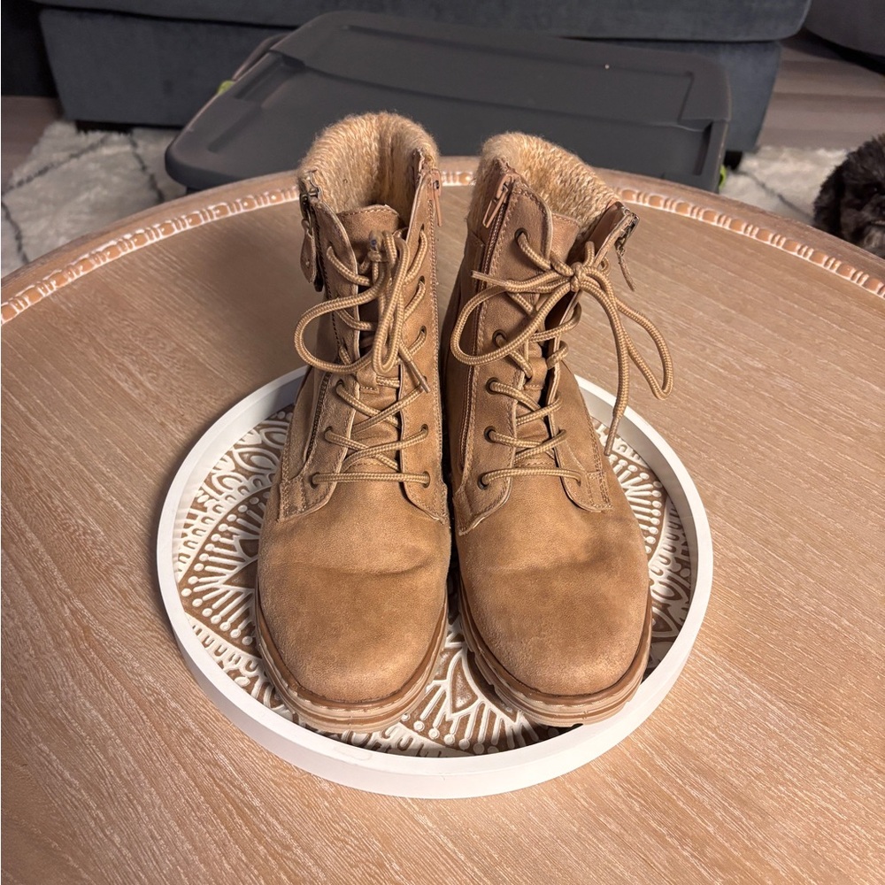 Women's Cozy Tan Lace-Up Winter Boots